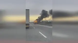 Samochód w płomieniach na A2 i karambol na granicy województw