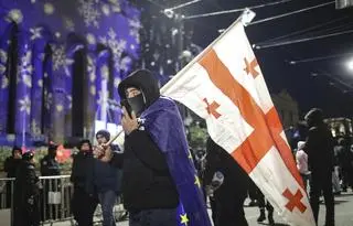 Protesty w Gruzji po zawieszeniu negocjacji akcesyjnych z UE (zdjęcie z grudnia 2024 r.)
