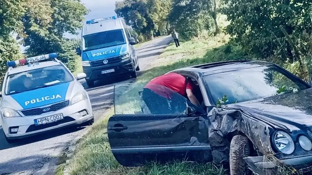 22-latek próbował uciec pod policjantami, ale wylądował w rowie