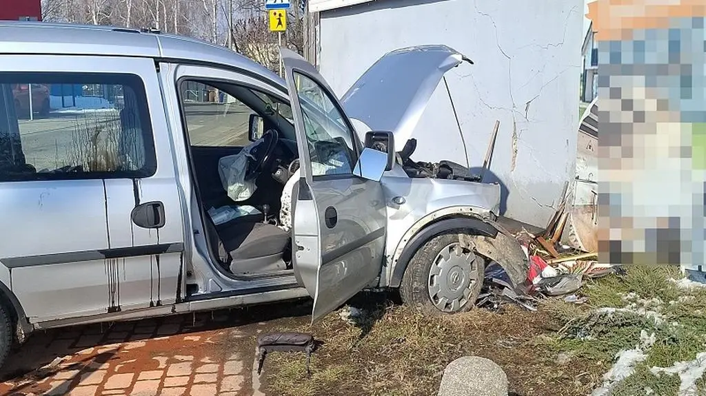 Wjechał w ścianę budynku