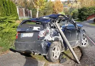 Rozbił samochód i uciekł. W środku została ranna 15-latka