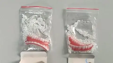 Senior zamiast protezy zębowej kupił plastikową zabawkę