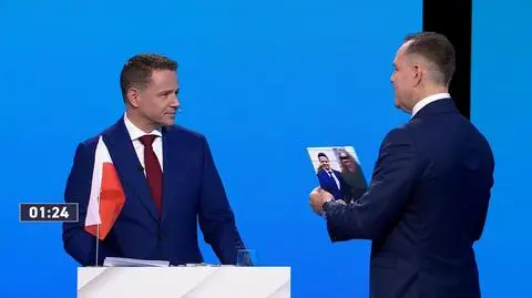 Na debacie Karol Nawrocki dał zdjęcie Rafałowi Trzaskowskiemu 