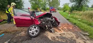 Samochód uderzył w drzewo, zginęła jedna osoba