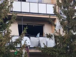 Zniszczone zostały też drzwi i okna balkonowe mieszkania, w którym doszło do wybuchu 