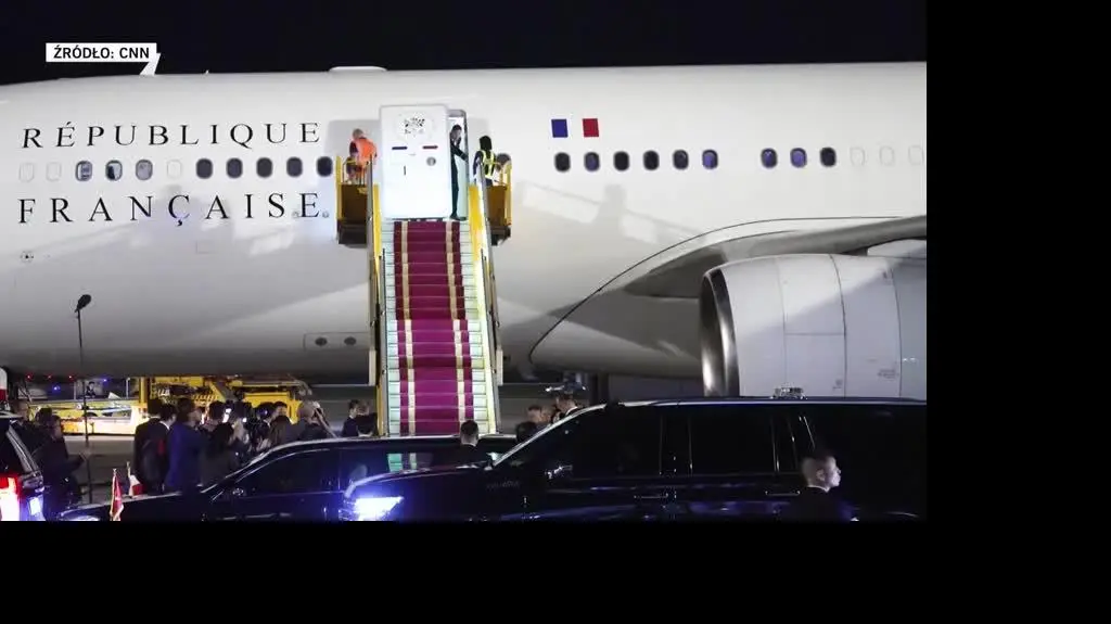 2705N053X CNN MACRON W TWARZ BS