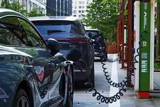 Ładowanie samochodów elektrycznych.