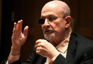 Rushdie zeznawał w sprawie zamachu na jego życie: myślałem, że umieram 