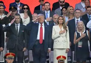 Trump świętował na defiladzie. "On robi z nas Rosję"