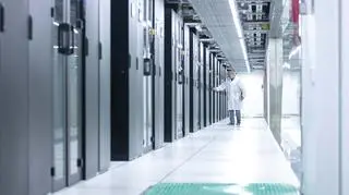 Nie zawsze zdajemy sobie sprawę z kosztów związanych z centrum danych. Na zdjęciu inspekcja serwerów w Chinach