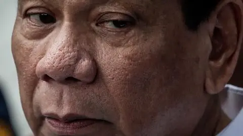 Filipiny. Były prezydent Rodrgio Duterte patrzy na policjantów rzekomo zamieszanych w różne przestępstwa, 2017 rok  