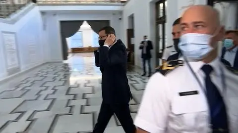 Reporter pyta o obsadzanie państwowych spółek. Morawiecki i Sasin milczą