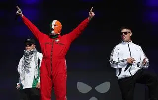 Kneecap podczas koncertu na festiwalu Glastonbury