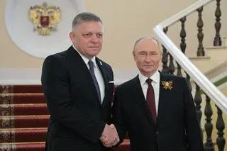 Robert Fico i Władimir Putin w Moskwie, 9 maja 2025 r.