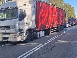 Z ciężarówki odpadło koło, uderzając w inny pojazd