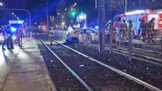 Samochód wjechał w przystanek tramwajowy na Ochocie