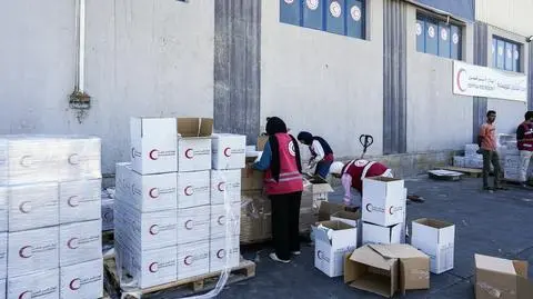 Wolontariusze Czerwonego Półksiężyca przygotowują pomoc humanitarną dla Strefy Gazy w Egipcie