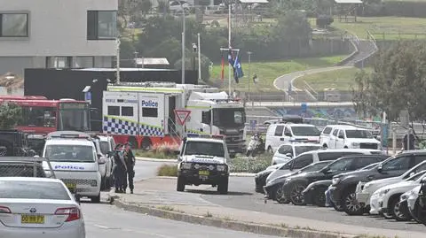 Policja patroluje plażę Bondi w Sydney 