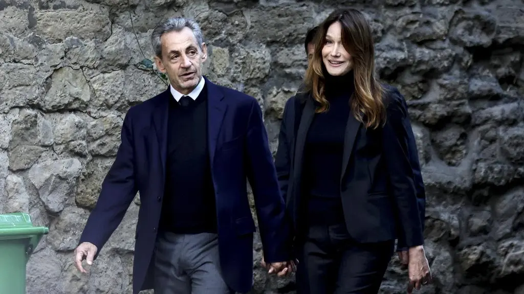 Nicolas Sarkozy i Carla Bruni w drodze do więzienia