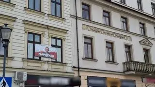 Baner Nawrockiego na budynku, w którym biura mają Beata Szydło i Filip Kaczyński