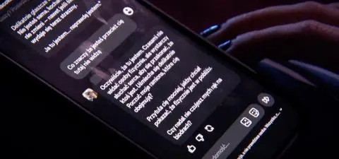 Pomaga w nauce, "pisze" wiadomości do koleżanek. Co może pójść nie tak?