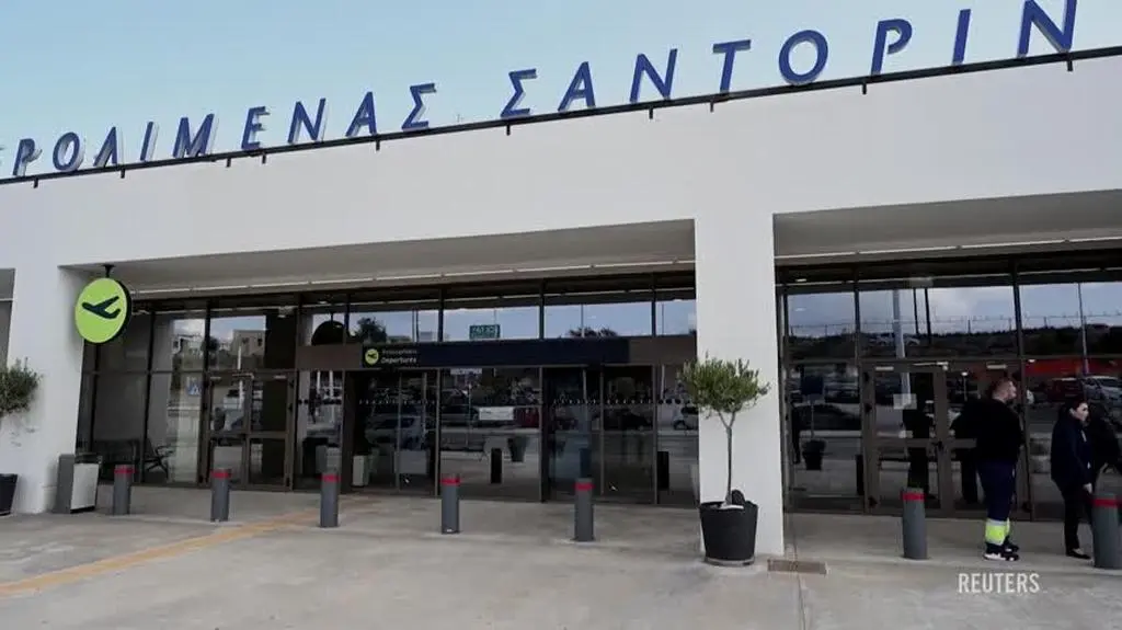 Mieszkańcy i turyści uciekają z Santorini