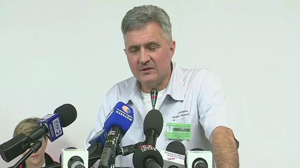 Przechodnie pomagali ratownikom