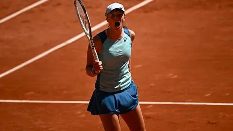 Iga Świątek storms into Roland Garros final after crushing Daria Kasatkina
