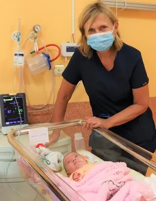 Dr n. med. Barbara Michalczyk, kierownik oddziału noworodkowego, po ponad czterech miesiącach wypisała Karinkę do domu