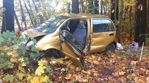 Zjechał z drogi, uderzył w drzewo. Za kierownicą 90-latek