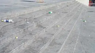 Wybrudzone i zaśmiecone schody do Arkadii