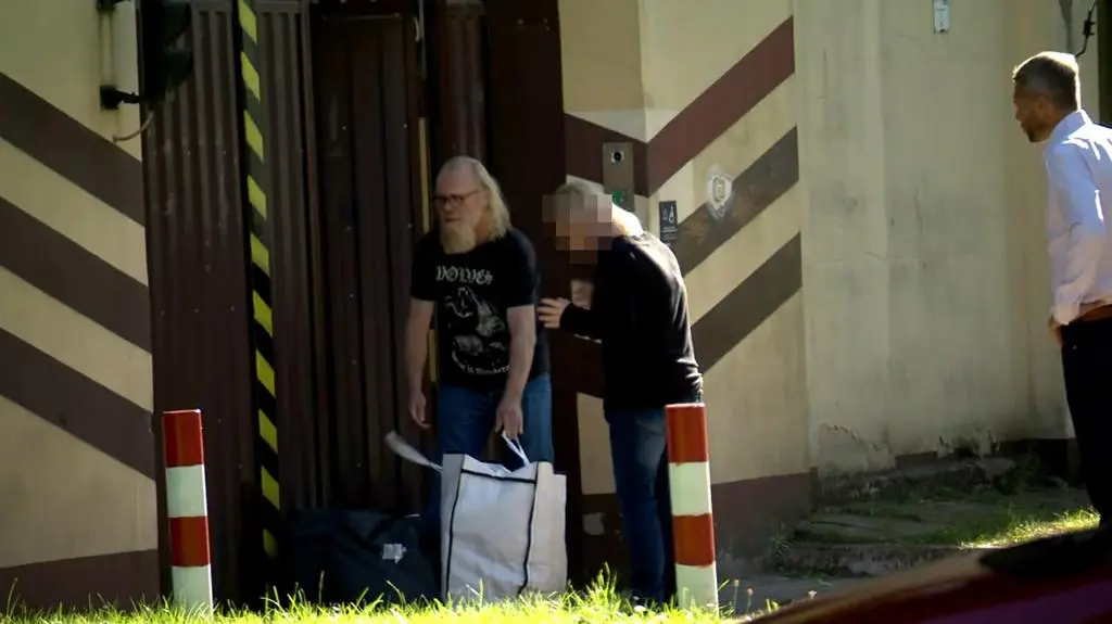 Michał Sapota wychodzi z aresztu
