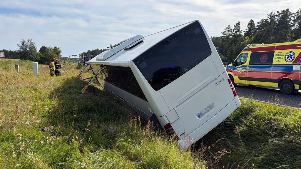 25 pasażerów w przewróconym autokarze 