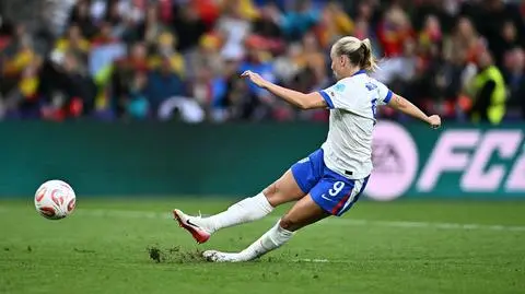 Powtórzony rzut karny w finale Euro. W tle pamiętna sytuacja z Marciniakiem