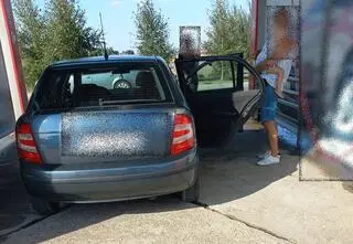 Na zewnątrz upał, w samochodzie zatrzaśnięta 2-letnia dziewczynka. Nagranie