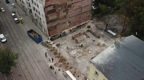 Spalonej kamienicy już nie ma, teraz wrócą tramwaje