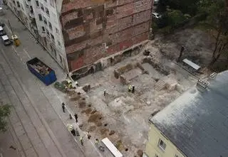 Spalonej kamienicy już nie ma, teraz wrócą tramwaje