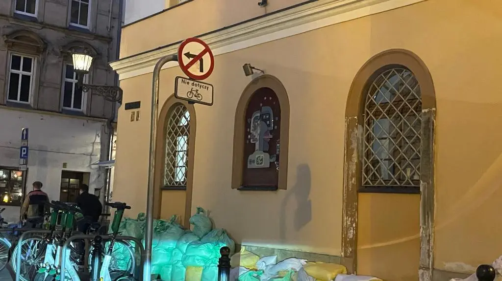 Niepostrzątane worki w centrum Wrocławia 