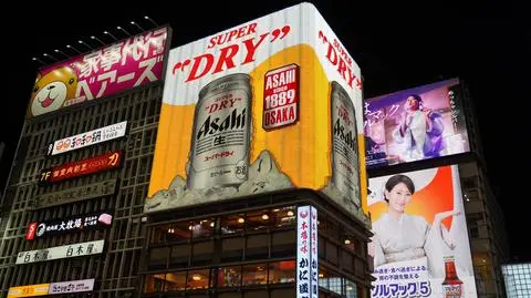 osaka japonia piwo asahi - Hsin Yen Huang shutterstock_2682441083