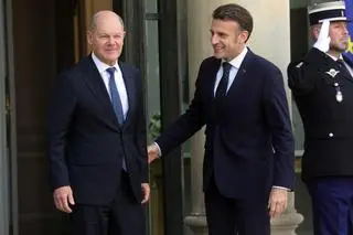 Olaf Scholz i Emmanuel Macron podczas spotkania w Paryżu