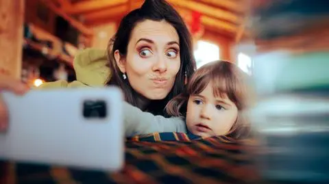 matka dziecko smartfon shutterstock_2153735879