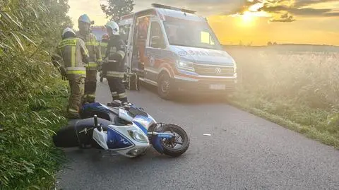 Zjechał z drogi i się przewrócił
