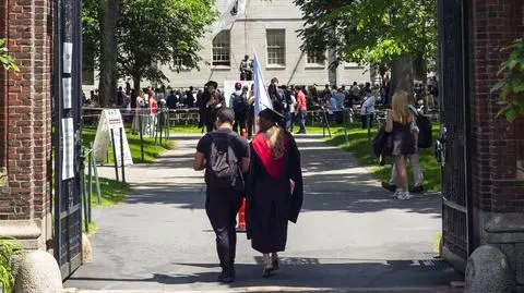 Studenci na kampusie Uniwersytetu Harvarda