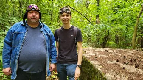 Piotr Szutkiewicz i Krzysztof Słoma przy jednym z betonowych bloków 
