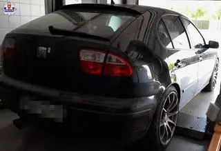 Zmusili 44-latka, żeby wszedł do bagażnika