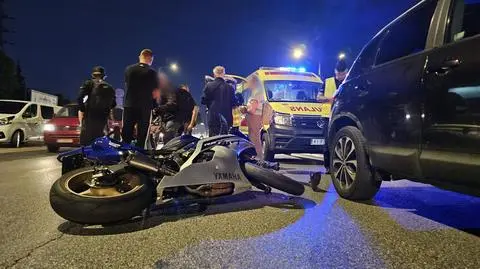 Zderzenie auta i motocykla. Jedna osoba ranna