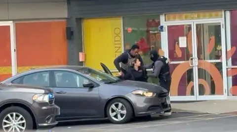 Interwencja agentów imigracyjnych w Chicago