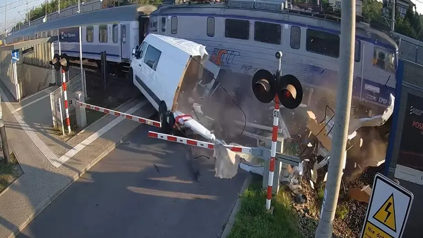 Pociąg uderzył w busa. Przerażające nagranie
