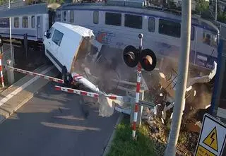 Utknął na torach, nie zdążył uciec. Nagranie