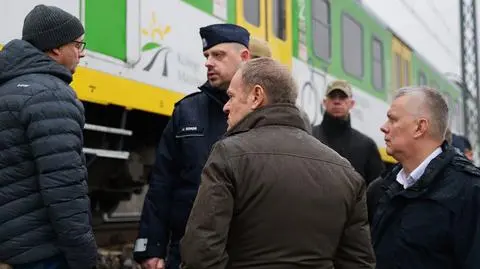 Donald Tusk, Tomasz Siemoniak, Marek Boroń przy zniszczonym fragmencie torowiska na trasie Dęblin-Warszawa w okolicy miejscowości Mika